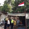 Aksi Polantas Karib KA Induk PJR BSD Korlantas Polri Kompol Darmawati.SE.MM.MH bersama Personilnya Membagikan Bendera Merah Putih Berserta Tiangnya