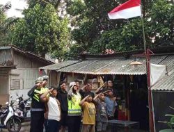 Aksi Polantas Karib KA Induk PJR BSD Korlantas Polri Kompol Darmawati.SE.MM.MH bersama Personilnya Membagikan Bendera Merah Putih Berserta Tiangnya